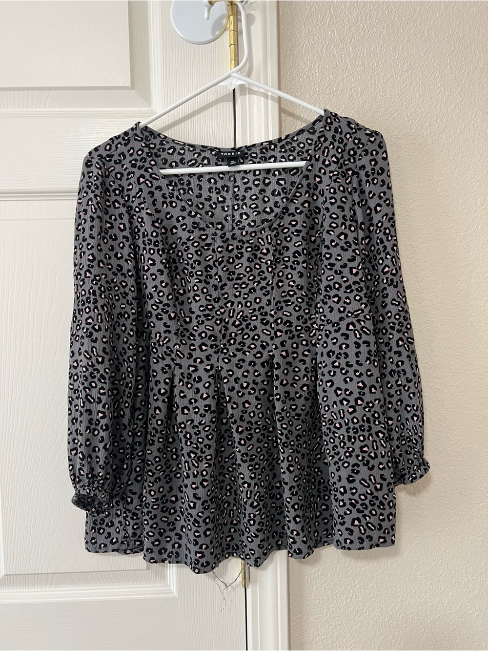 Torrid Gray Pink Leopard Print Babydoll Blouse 3/4 Sleeve Size 00 (M/L)